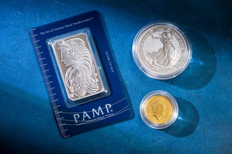 Gold SMC Analysis: Dollar Weakness Targets $4,700